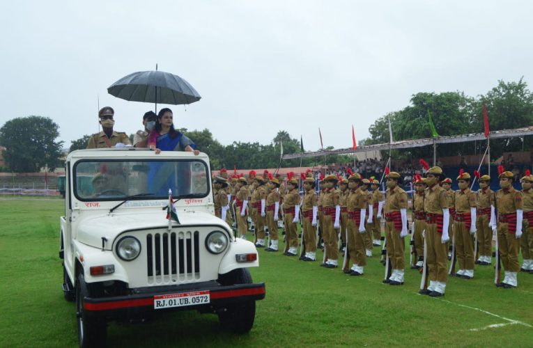 अजमेर – हर्षोल्लास से मनाई स्वाधीनता की 74 वीं वर्षगांठ,संभागीय आयुक्त डॉ. आरूषि मलिक ने किया ध्वजारोहण